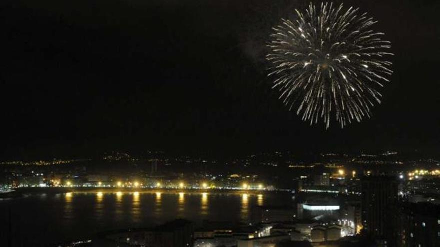 Fuegos de la batalla naval de las fiestas de María Pita del pasado año. / juan varela