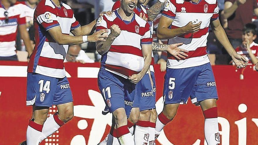 Rodri celebra un gol con el Granada en Los Cármenes.