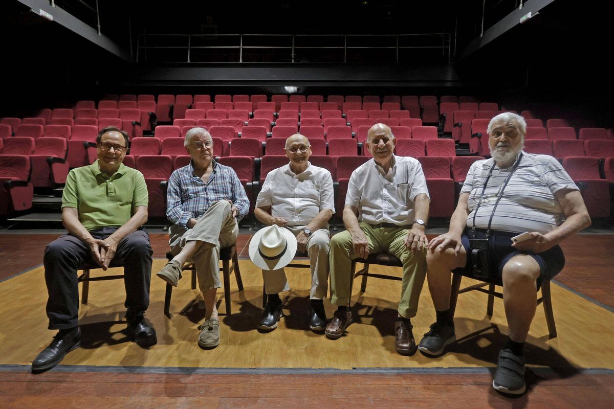Vicent Soler (SVI), JJ Pérez Benlloch (PSPV), Josep Corell (USO), Josep Guia (PSAN) y el comunista Carles Martínez Llaneza. Faltan Carles Dolç, que no pudo asistir, además de Xavier Navarro, y los ya fallecidos Ernest Lluch, Paco Candela y Laura Pastor, la única mujer del grupo.