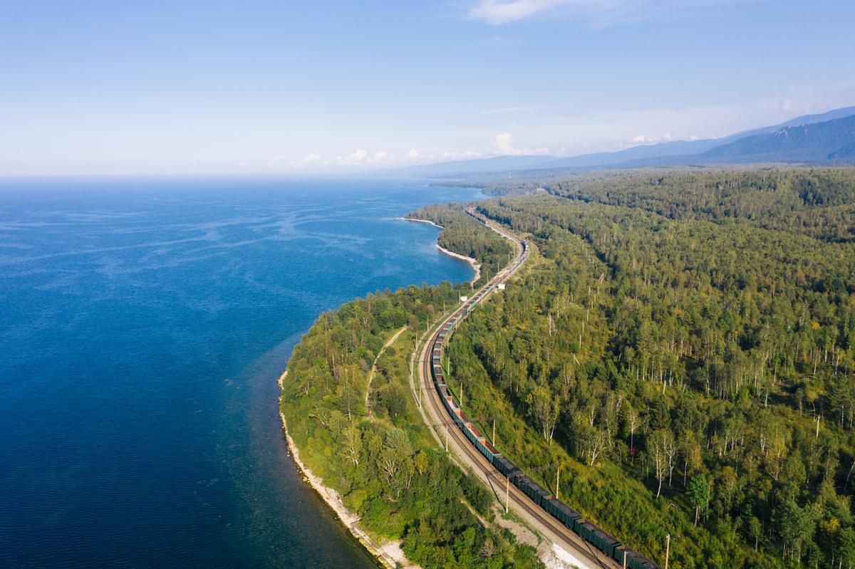 Un tren en la vía Transiberiana a su paso por el lago Baikal