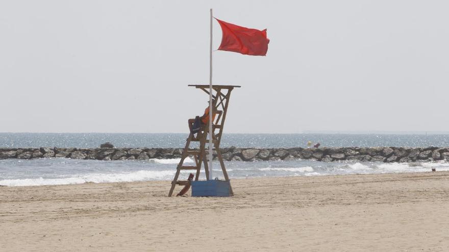 Detenido por agredir a dos policías tras negarse a salir del mar con bandera roja