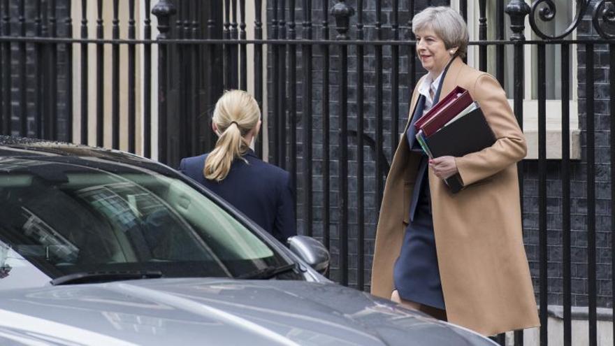 May sortint del número 10 de Downing Street per anar al Parlament britànic.