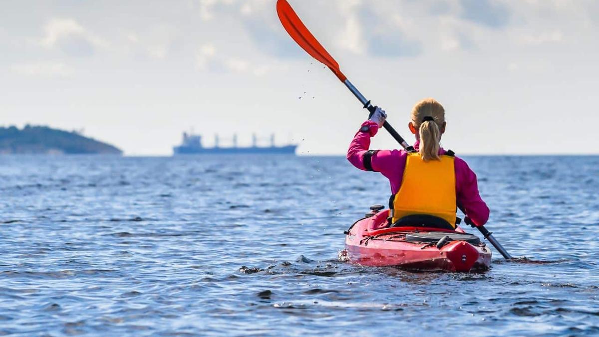 Imagen de archivo de una bañista en un kayak en el sur de Tenerife.