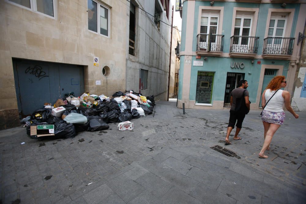 La basura vuelve a acumularse tras la segunda noche de huelga