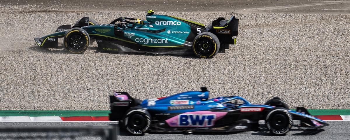 Fernando Alonso, rodando en el GP de Austria con un Aston Martin al fondo en la grava.