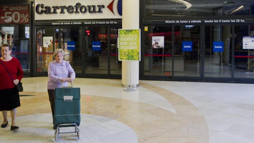 El gran comercio se cansa de esperar a Economía: Carrefour y Media Markt abrirán en festivo