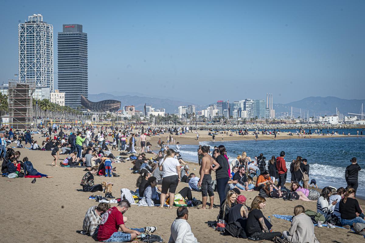 Los barceloneses acuden en masa a las playas de la ciudad para disfrutar del último día primaveral antes de la llegada del frío