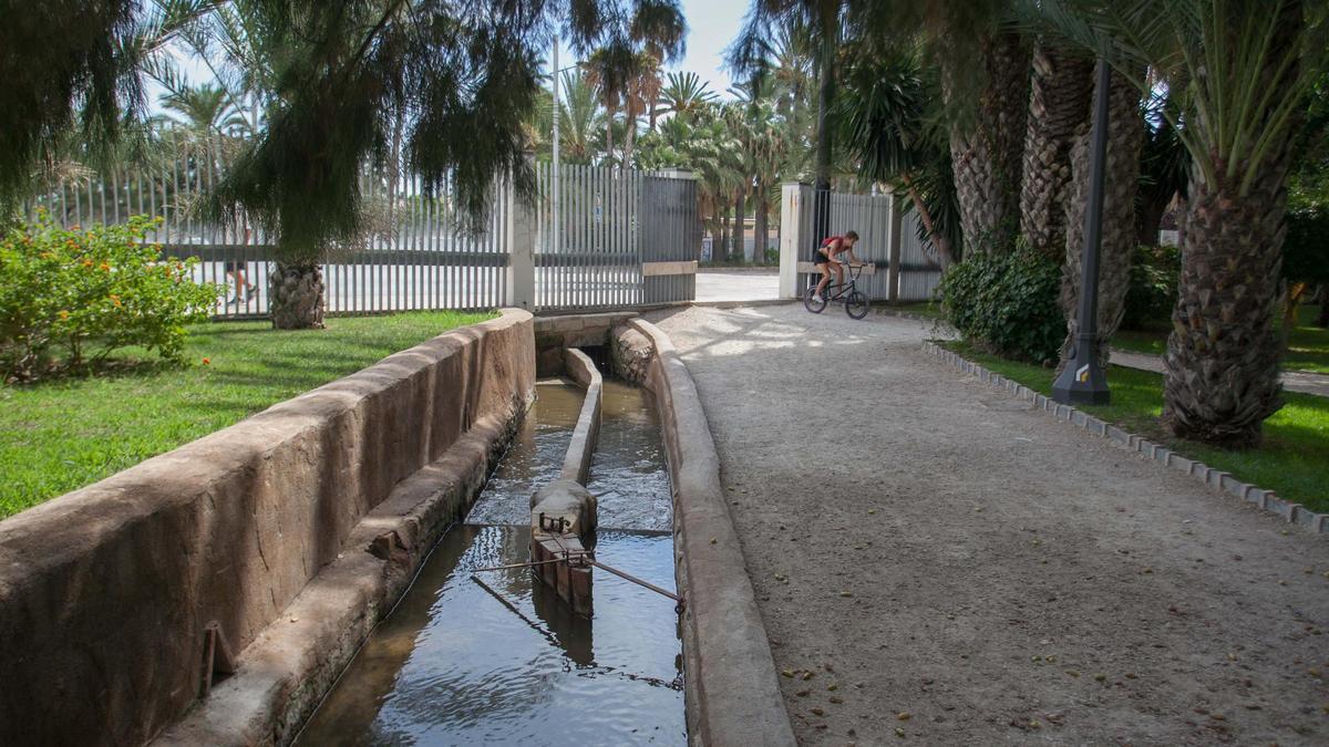 Uno de los brazales de la Acequia Mayor del Pantano en el Parque Municipal de Elche