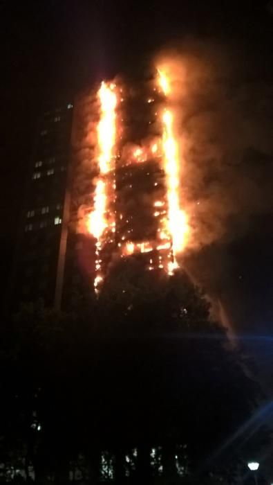 Incendio en un edificio de 24 plantas en Londres