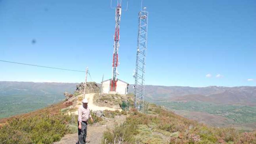 Una persona en el cerro de San Juan, que cuenta con cámaras de videovigilancia.