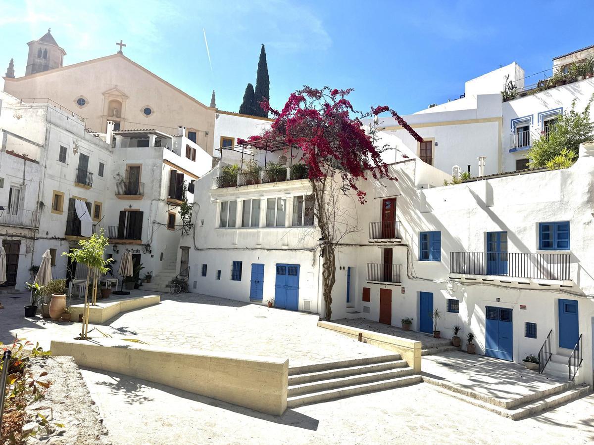 La plaza de sa Carrosa, un espacio abierto a todos en Dalt Vila.