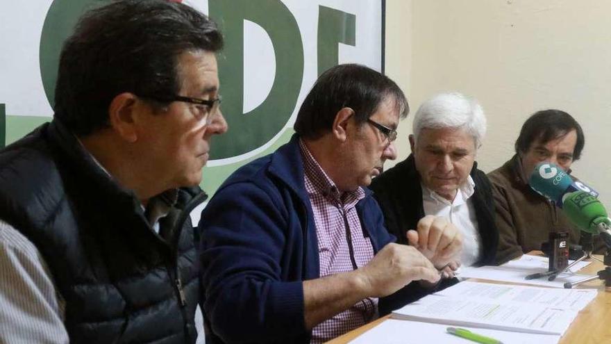 El alcalde de Almaraz, José Martín (segundo por la izquierda), con sus compañeros de Ahora Decide.