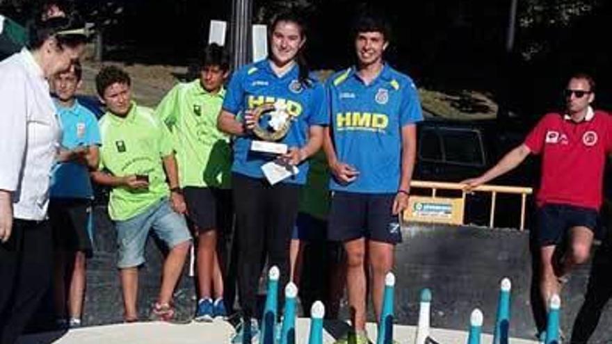 Isidro, junto a Raquel Espinosa, con un trofeo.