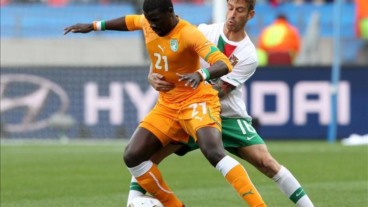 Eboué en un partido con su selección.