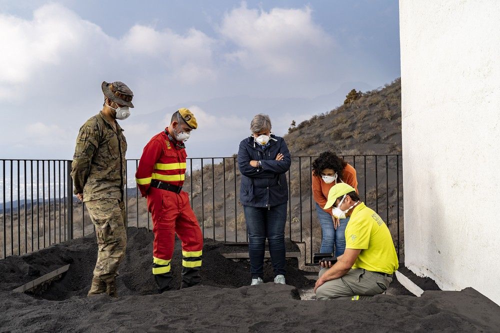 Ofrenda Floral a los Difuntos en el cementerio de Las Manchas en la zona de exclusión del volcán de La Palma