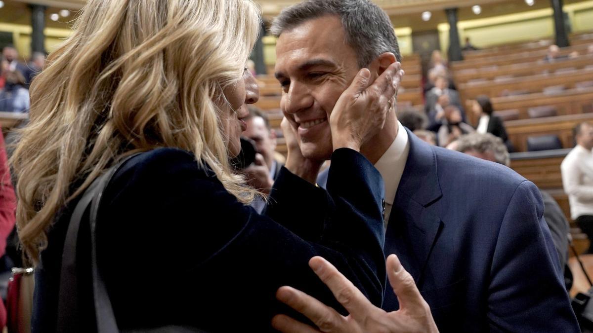 Yolanda Díaz felicita a Pedro Sánchez por su investidura, el jueves en el Congreso.