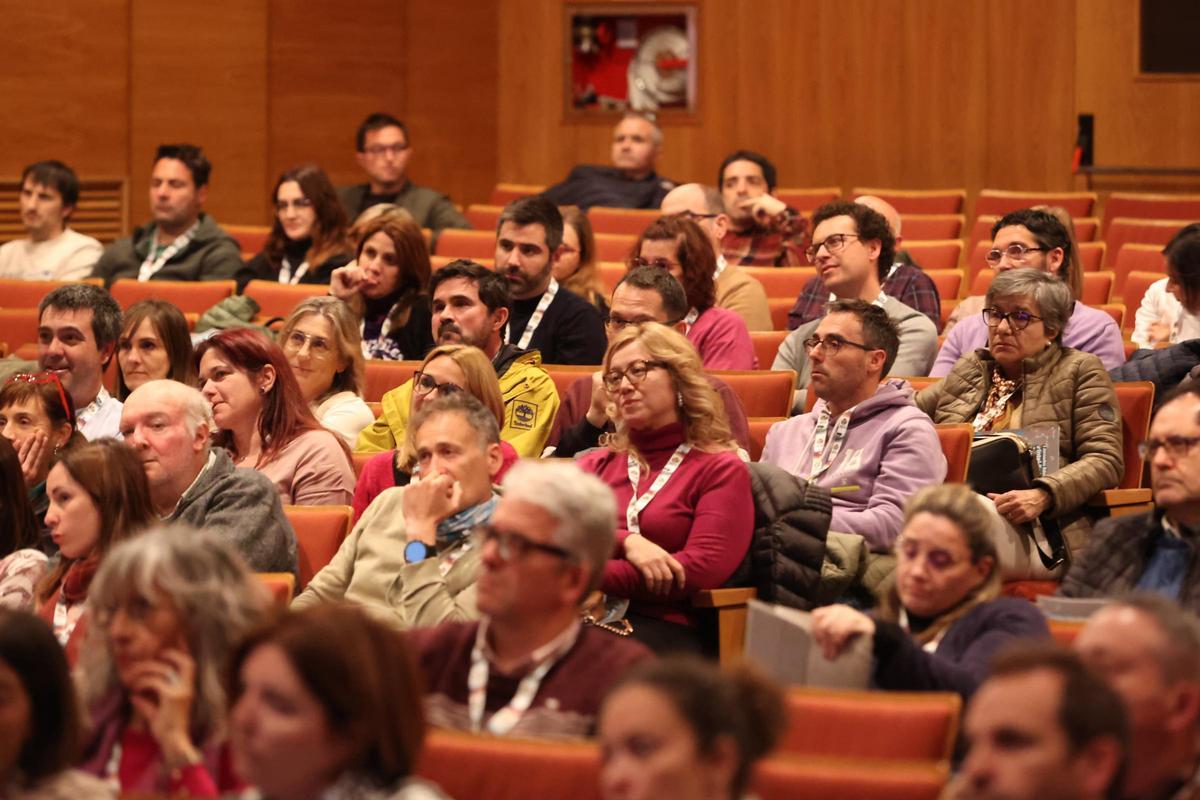 Foto del público que se congregó en el Auditori para presenciar la primera jornada del ciclo sobre inteligencia artificial.