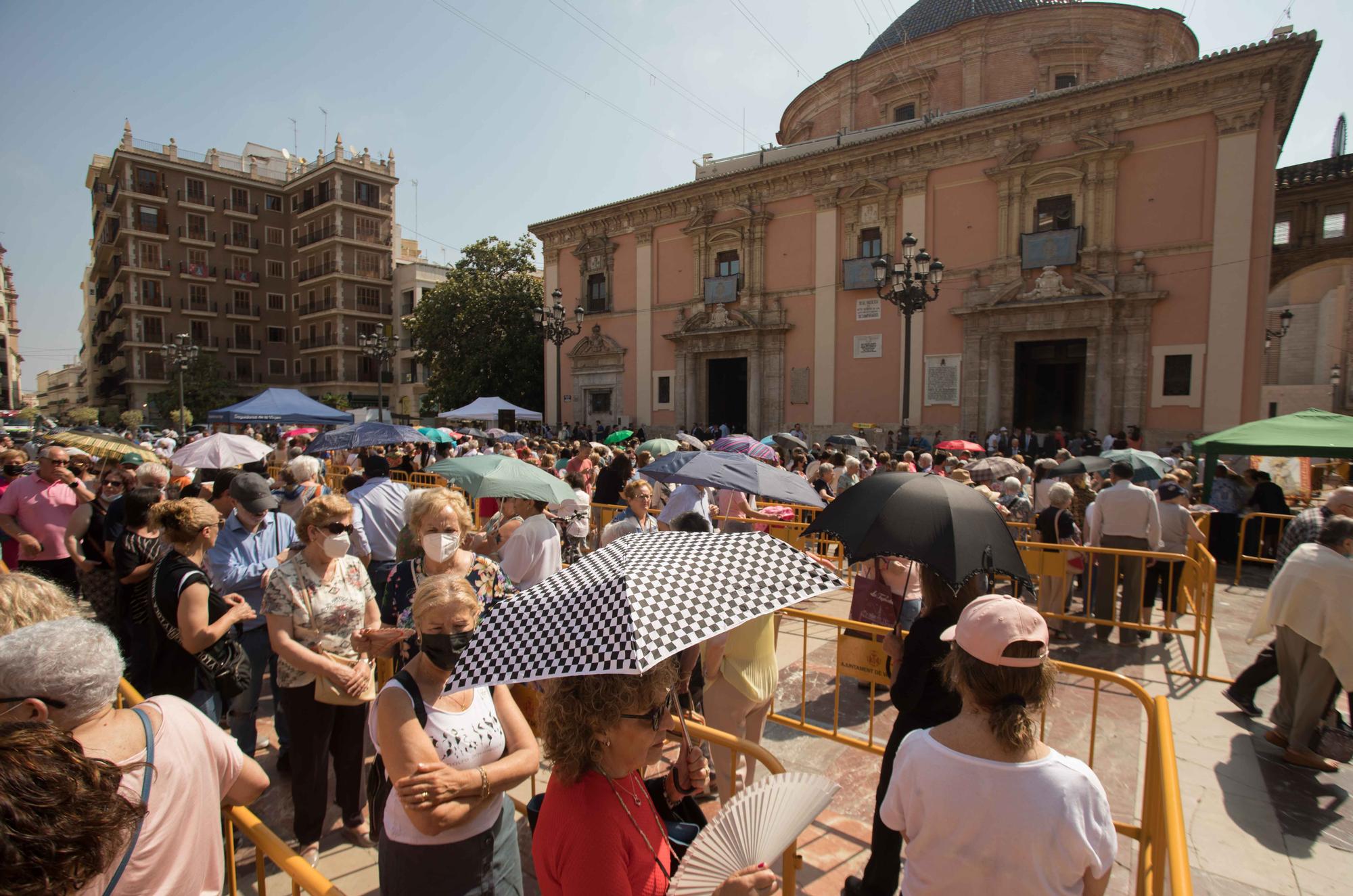 Colas desde primera hora en el Besamanos a la Virgen