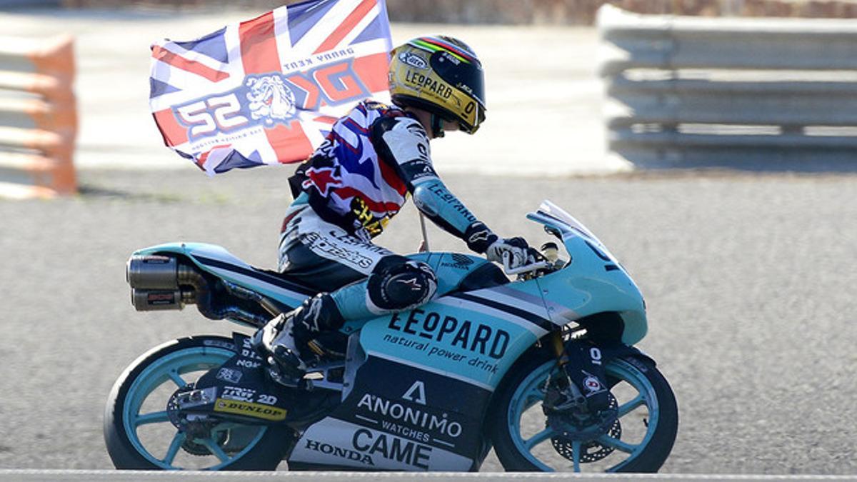 Danny Kent pasea la bandera británica por el circuito de Cheste tras convertirse en campeón de Moto3