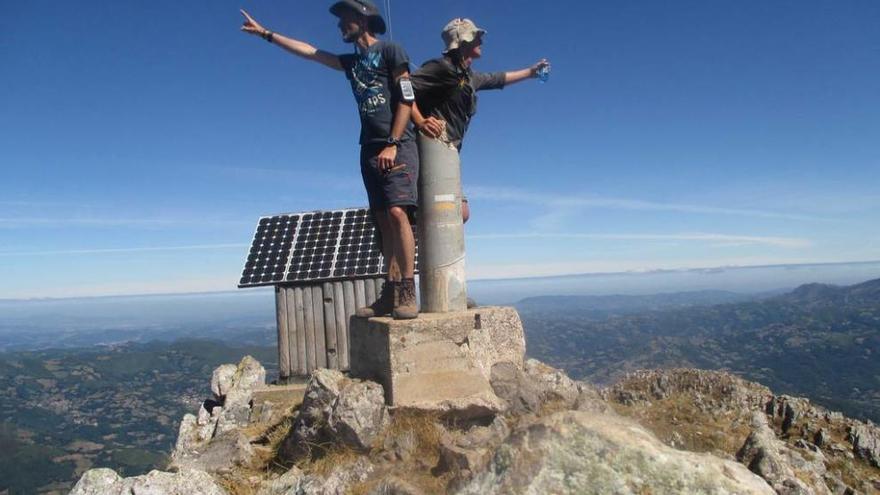 Dos senderistas, en el alto allerano de Peñamea tras terminar la ruta.