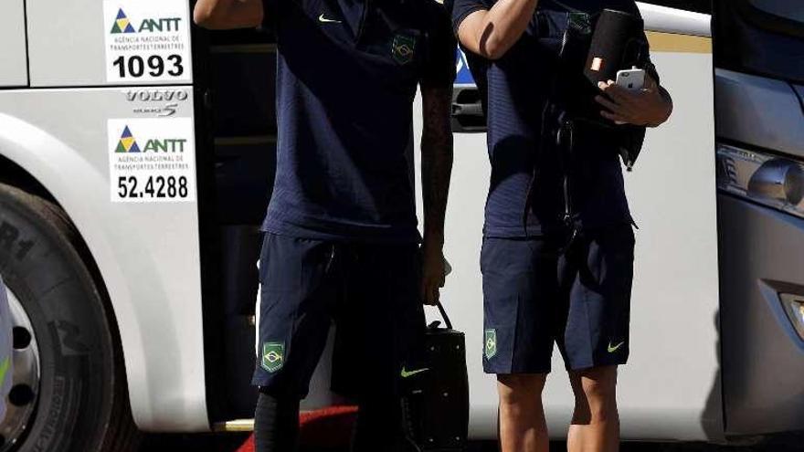 Neymar y Anderson bromean tras el entrenamiento. // Efe