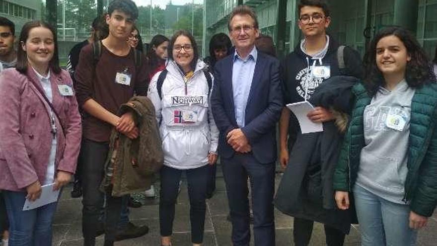 Laura López, Pablo García, María Abeledo, Rubén Fontán y Marta Ceán con Ben Feringa. // Ana Reboiro