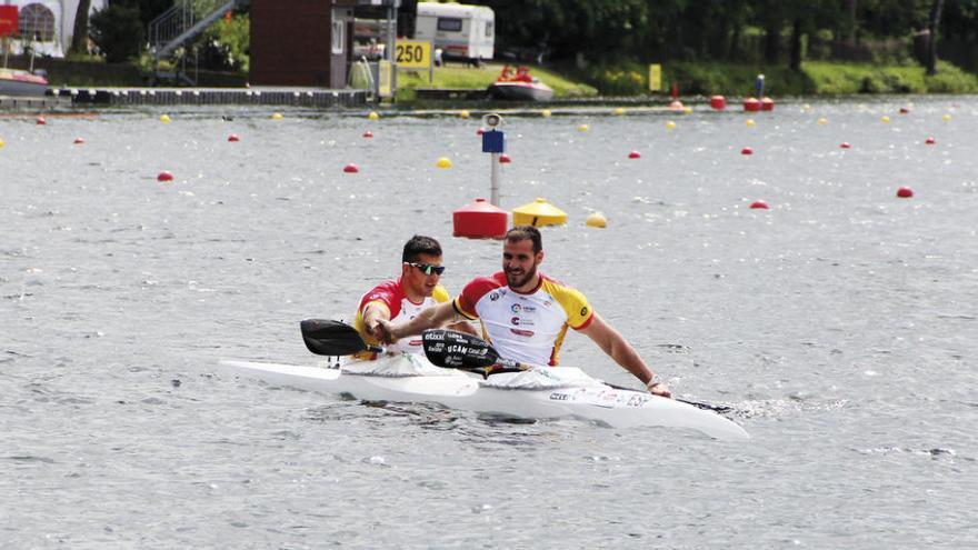 Cristian Toro (a la izquierda) estrecha la mano de Saúl Craviotto tras una regata. // FDV