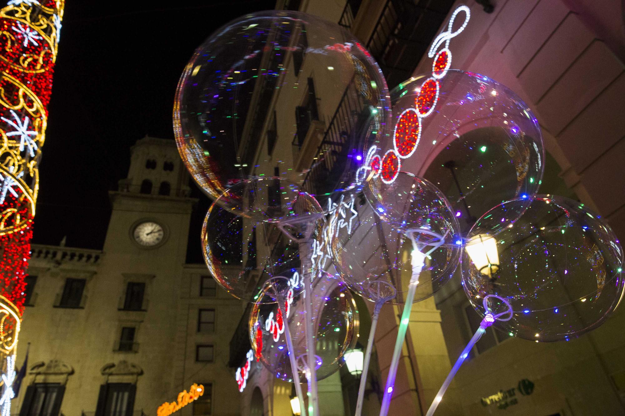 Así se disfruta la Nochevieja en la Plaza del Ayuntamiento de Alicante