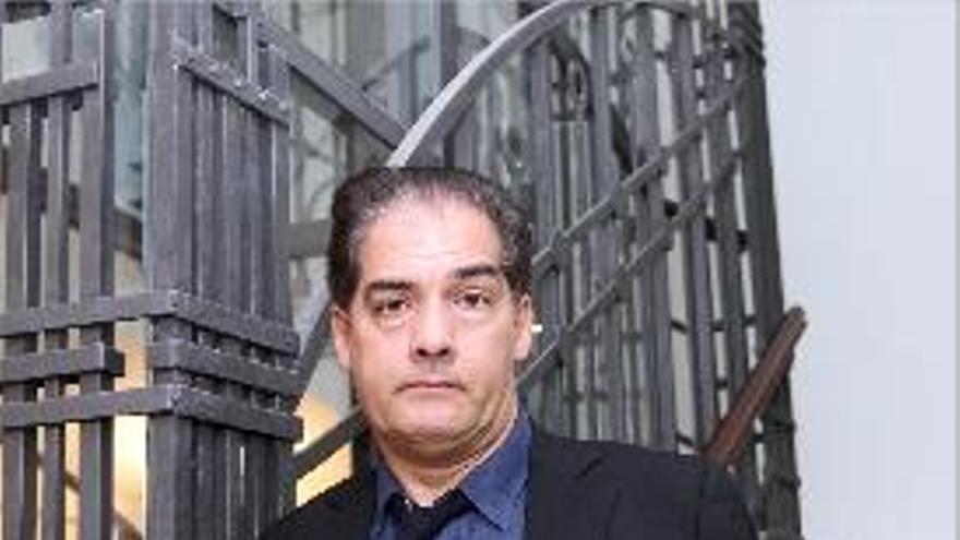 Philip Kerr, ayer, en el Octubre Centre de Cultura.