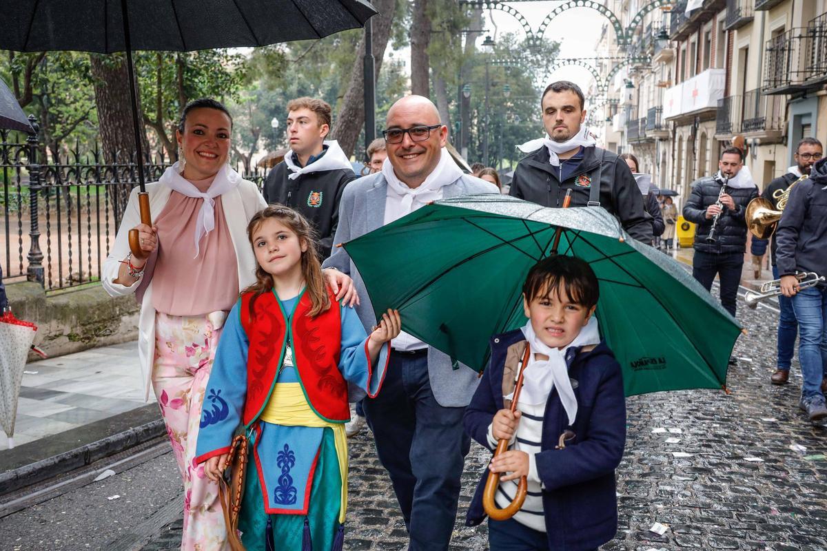 La lluvia concede una tregua a la Gloria Infantil de Alcoy La lluvia concede una tregua a la Gloria Infantil de Alcoy