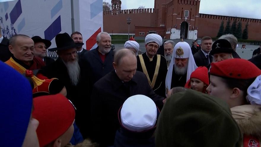 Una niña se enfrenta a Putin y le reprocha que mandara a su tío de nuevo al frente tras ser herido en un brazo