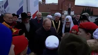 Una niña se enfrenta a Putin y le reprocha que mandara a su tío de nuevo al frente tras ser herido en un brazo