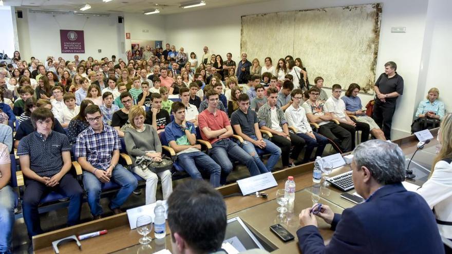 Los estudiantes llenaron la sala de grados del Campus de Alcoy.