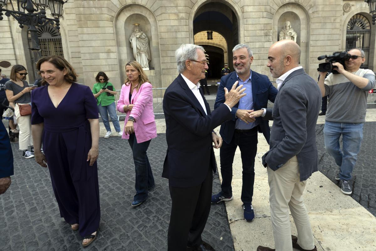 Los candidatos a la alcaldía de Barcelona posan en la plaza de Sant Jaume