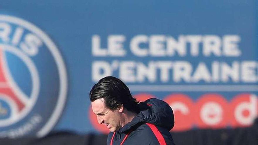 Unai Emery, durante un entrenamiento. // Efe