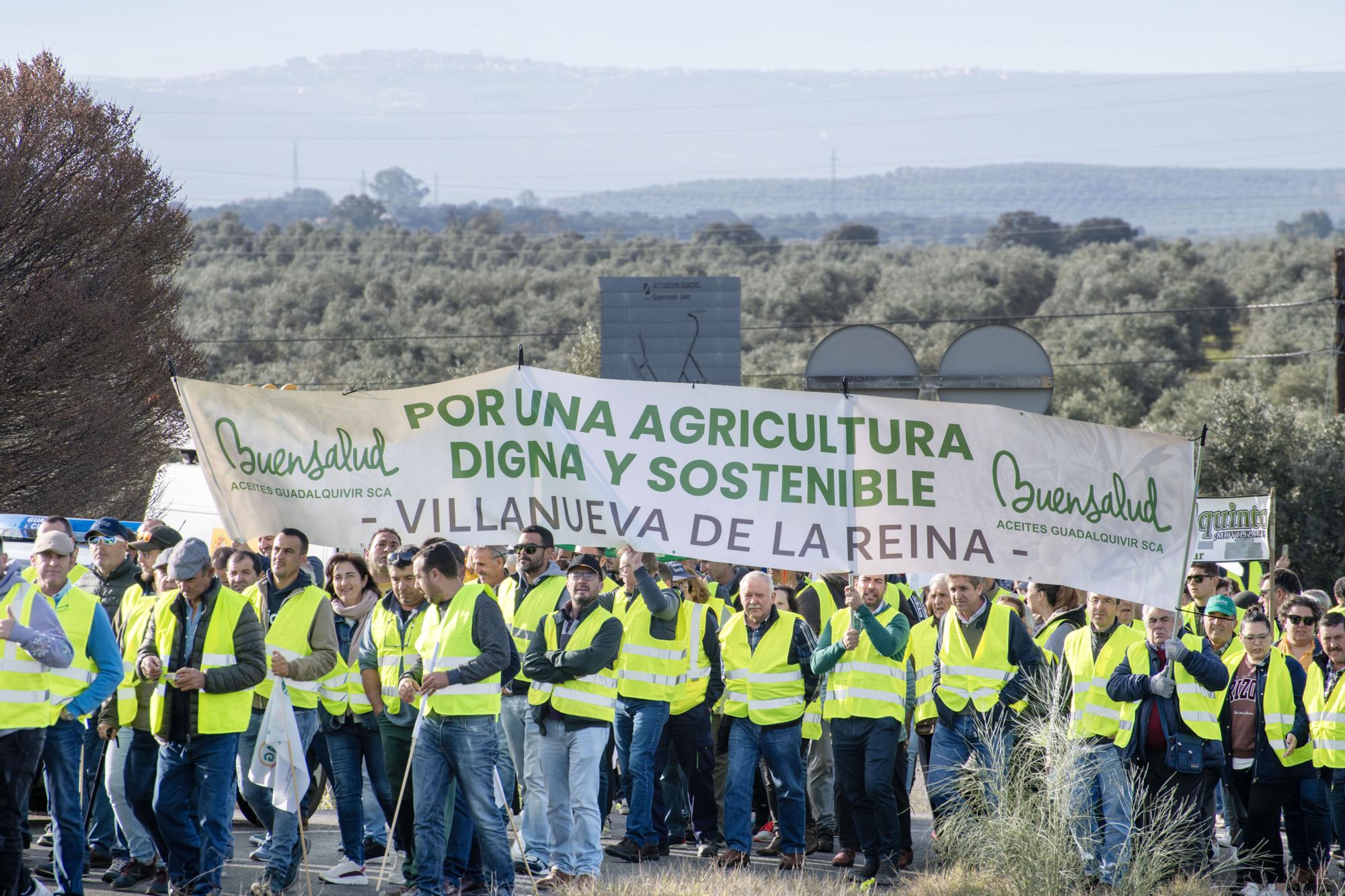 Centenares de agricultores cortan la entrada y salida a Andalucía en la A-4, en Jaén