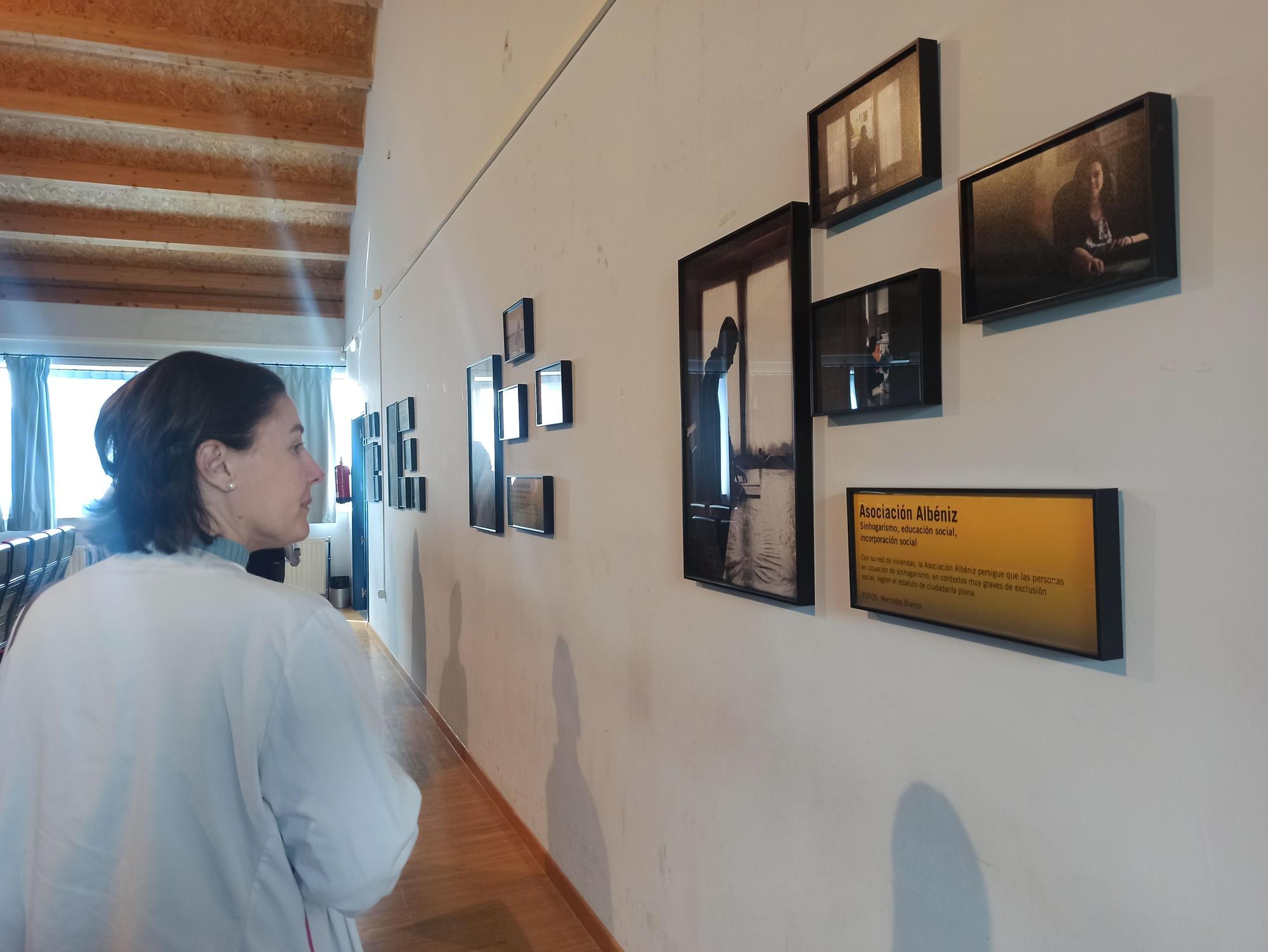 La exposición "Nuestros vecinos invisibles" sorprende a los alumnos del instituto de Llanera: "Es inspiradora"