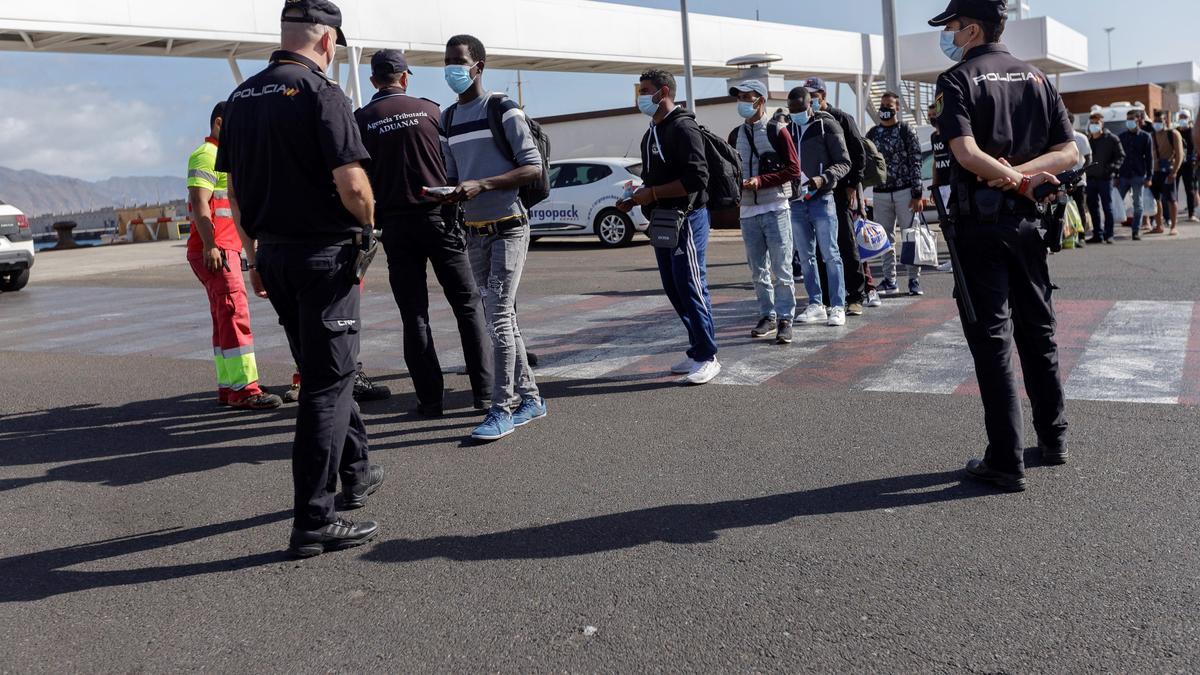 Traslado de 41 inmigrantes de origen magrebí a un hotel de Tenerife