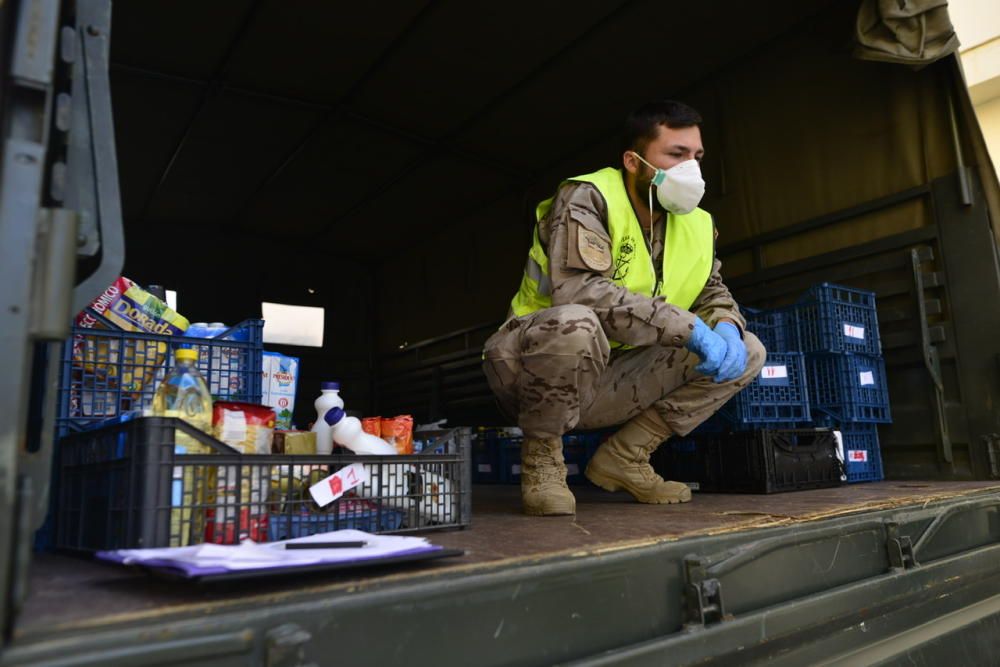 El Ejército entrega alimentos en el barrio Peral