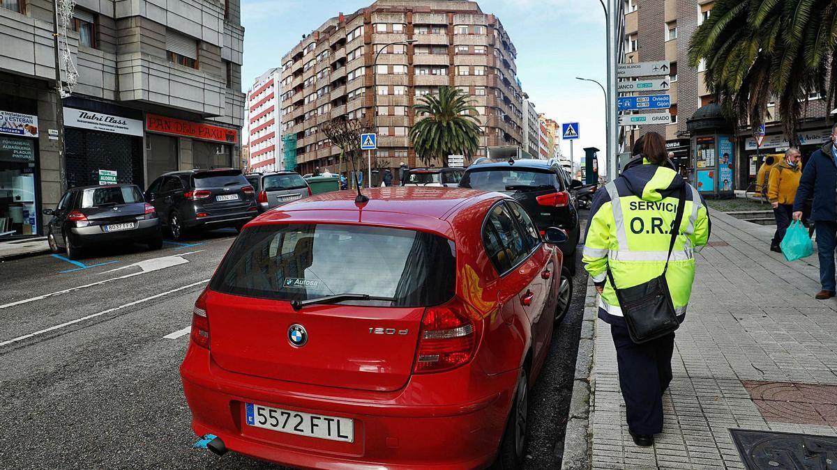 Una controladora de la ORA, ayer, en la zona azul de la calle La Cámara.