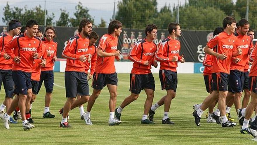 Los jugadores del Celta durante el entrenamiento matinal de ayer en las instalaciones de A Madroa.