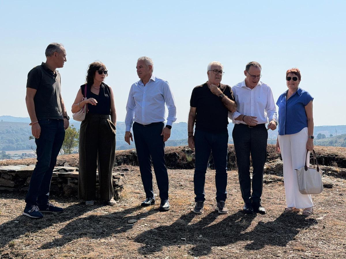 Nicanor Sen (tercero por la derecha) junto a autoridades locales y provinciales durante la visita al Fuerte.