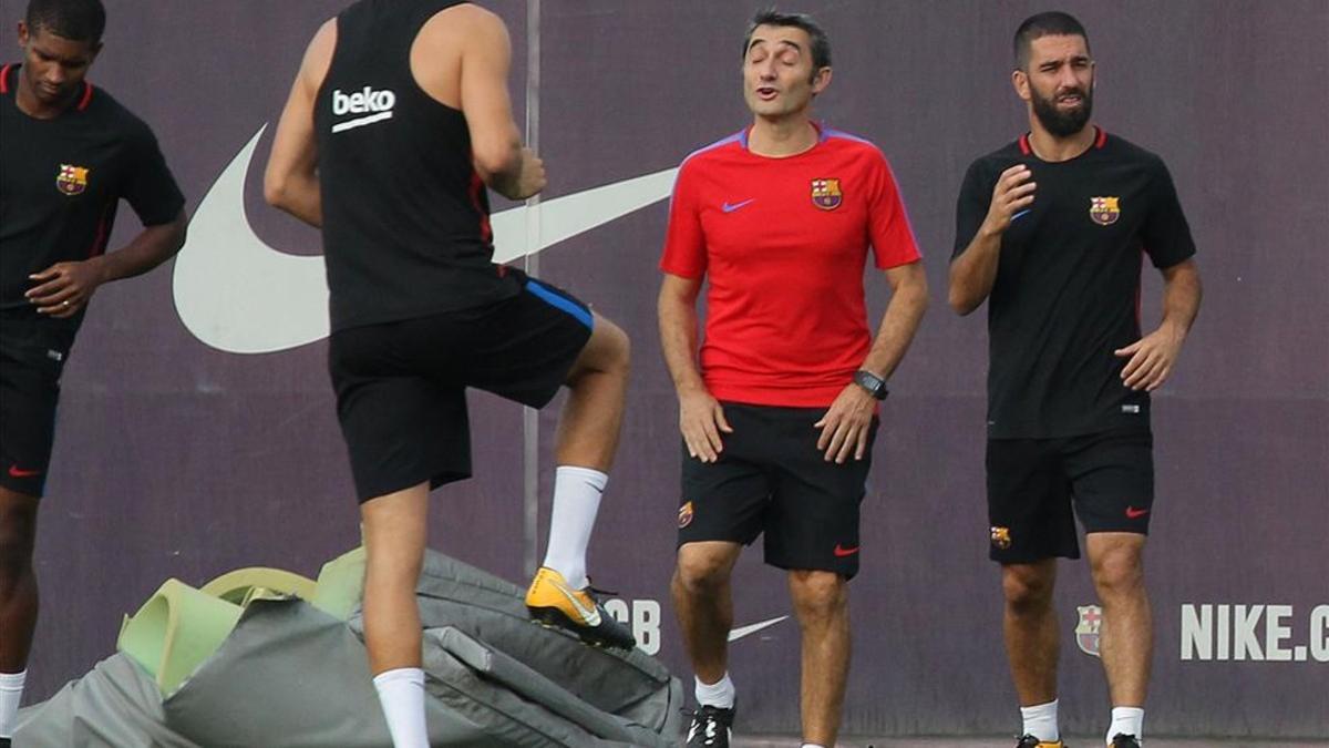 Arda, junto a Valverde en un entrenamiento