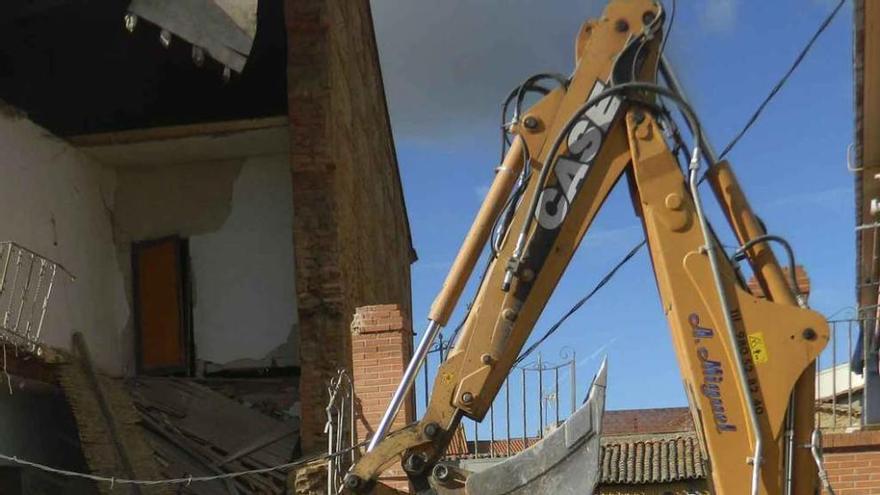 Una máquina retira escombros tras un derrumbe en Moraleja.