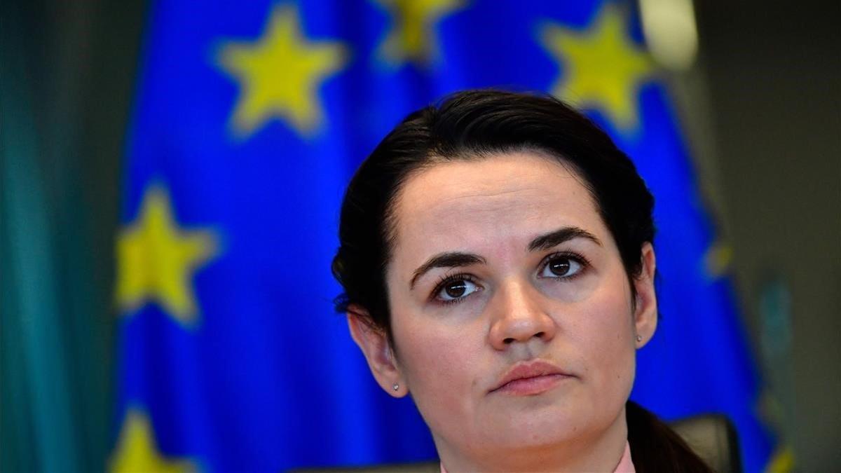 La líder opositora bielorrusa, Svetlana Tikhanóvskaya, se dirige a los miembros del Parlamento Europeo, este lunes en Bruselas.