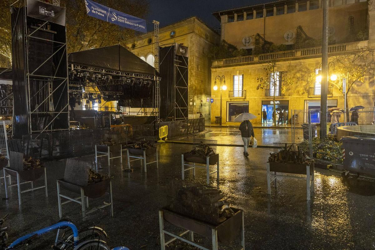 El escenario de la plaza Joan Carles I la noche de la Revetla.