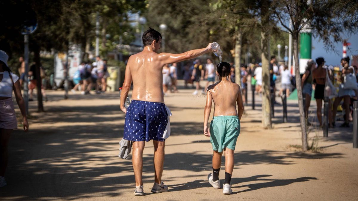 Un niño es refrescado en la de calor este sábado en el paseo marítimo Un niño es refrescado en la de calor este sábado en el paseo marítimo