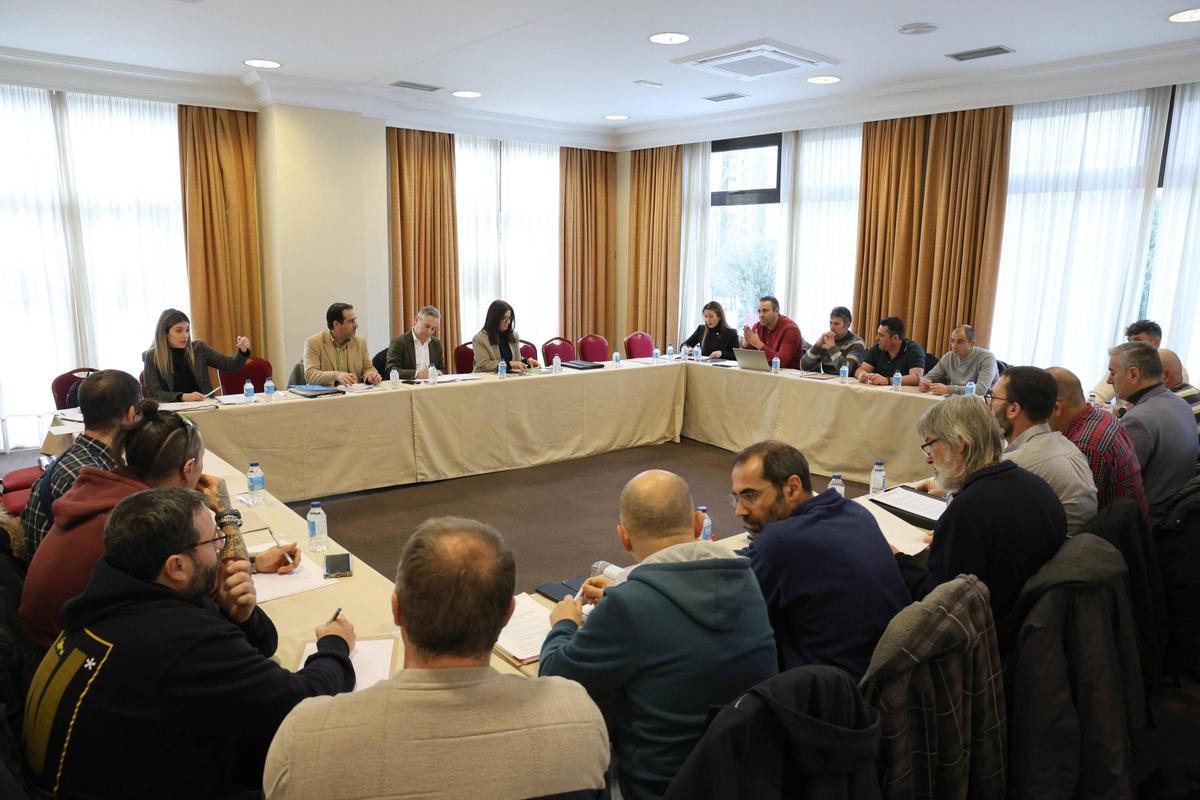 Reunión entre patronales y sindicatos del metal para la negociación del convenio.