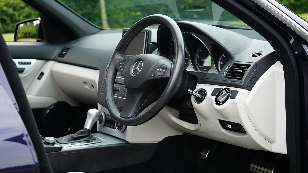 Interior de un vehículo moderno de Mercedes