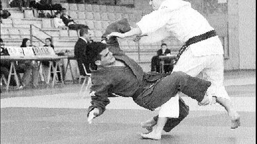 Uno de los combates disputados recientemente en Pola de Lena en el Torneo «Puerta de Asturias».